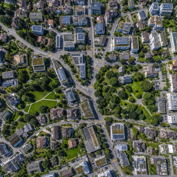 Luftaufnahme eines Quartiers mit Solarmodulen auf den Dächern