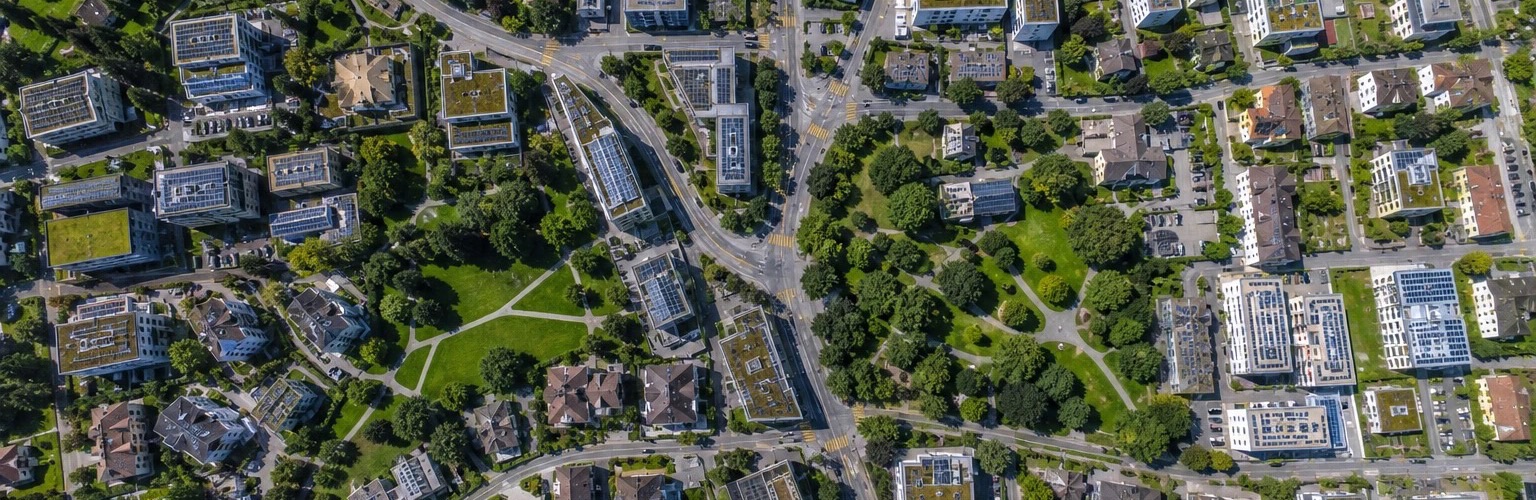Luftaufnahme eines Quartiers mit Solarmodulen auf den Dächern